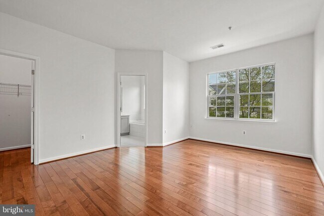 Building Photo - 13044 Town Commons Dr