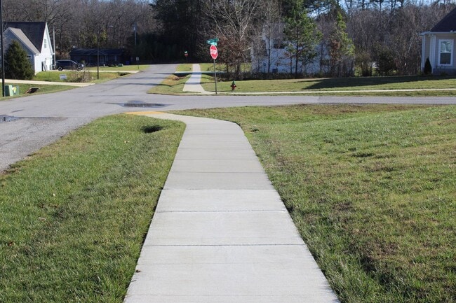 Building Photo - 3 Bedroom Home with 2 Car Garage and Resort Style Pool Access