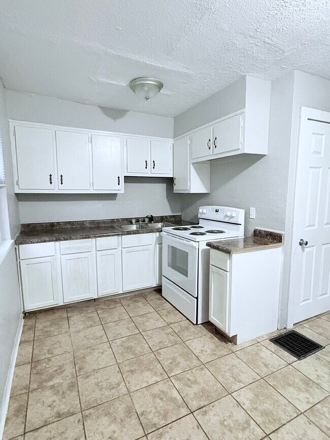 Building Photo - !! MOVE IN SPECIAL: Get 50% OFF on 2nd Mon...