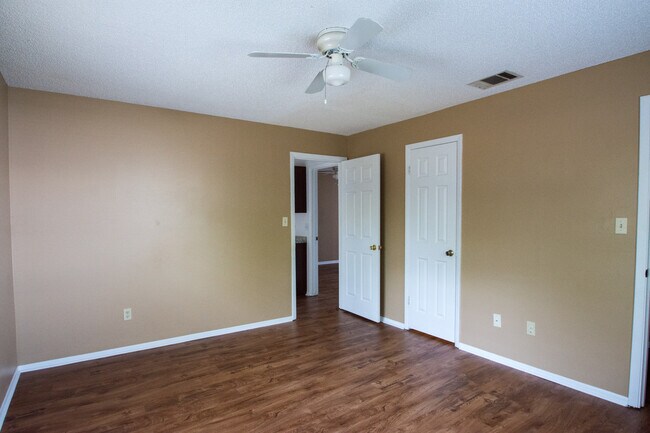 Building Photo - Just Listed 2/1 half duplex home!