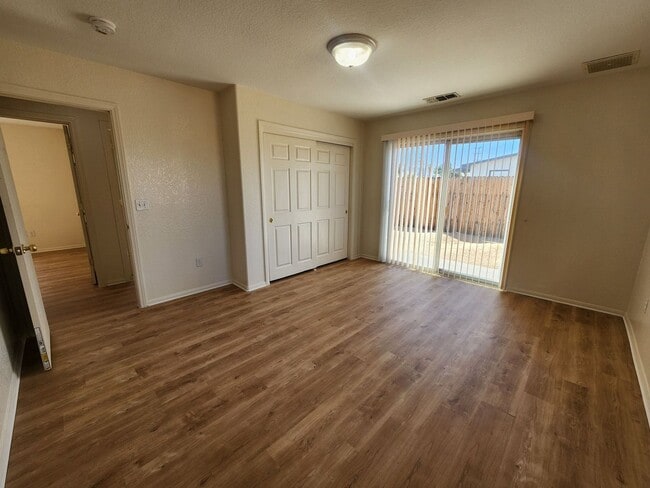 Building Photo - Downtown Corner Lot 3 bedroom 2 Bath