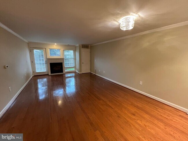 Building Photo - 6924 Fairfax Dr