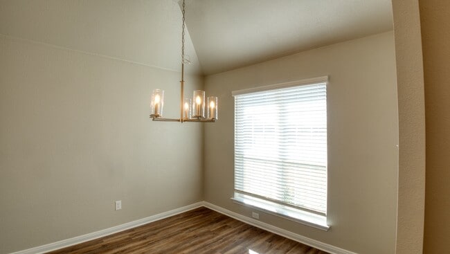 Building Photo - 610 Hollyhock Dr