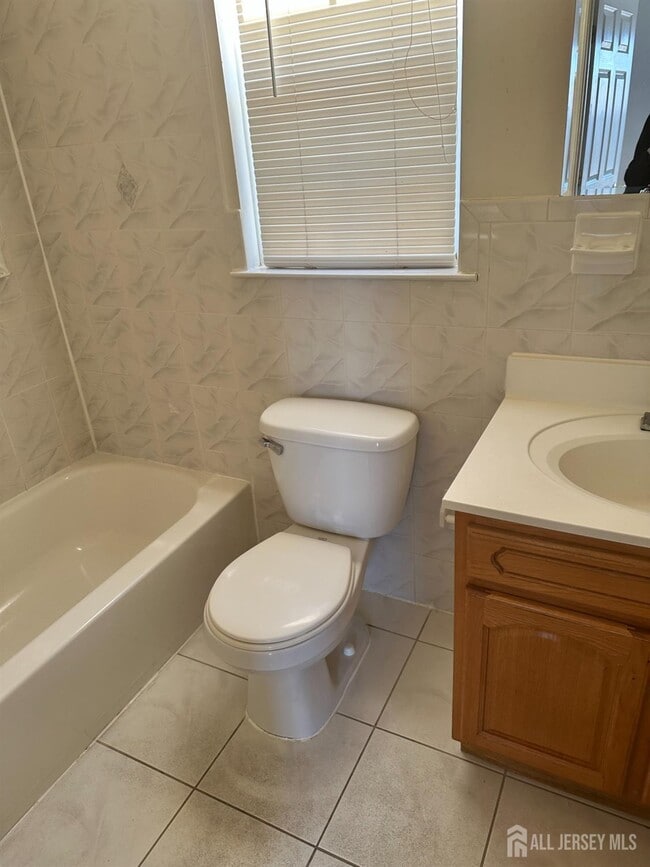 Building Photo - 663 S Park St