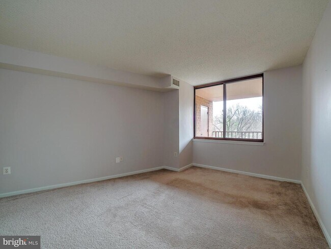 Building Photo - 10101 Grosvenor Pl