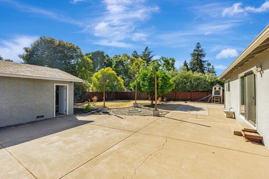 Building Photo - 1001 Oak Grove Rd