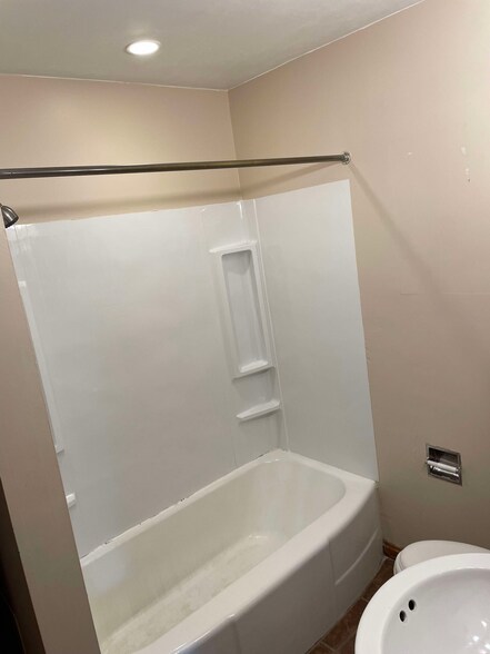 Bathroom - 855 S Lawrence Blvd
