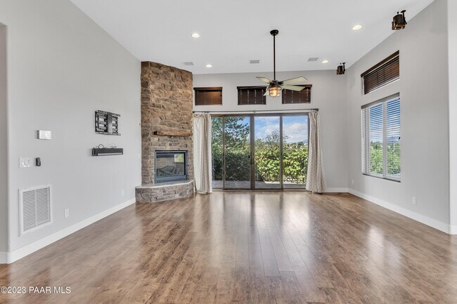Building Photo - 1584 Majestic Way