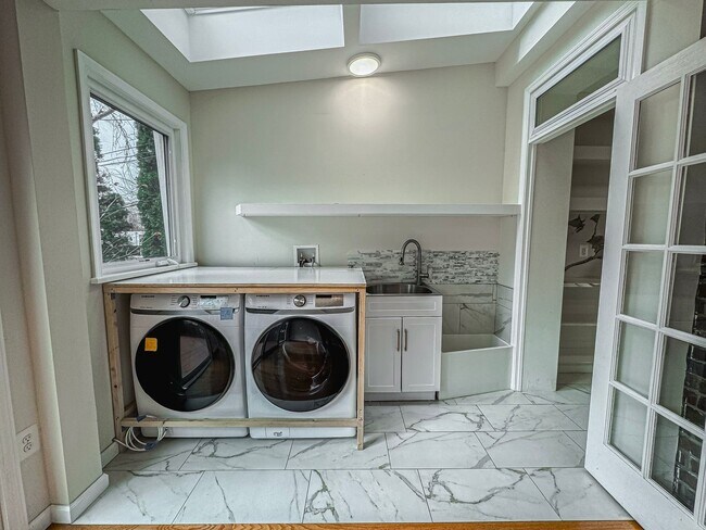 Building Photo - Stunning 4 Bed 3 Bath Tudor-style Brick Townhome In Desired Foxhall