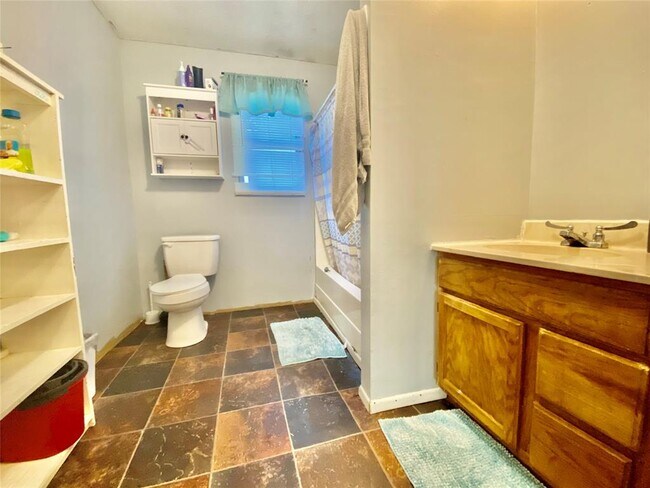 Building Photo - 160 Hicks St