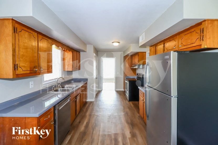 Building Photo - 5130 Kingswood Cir