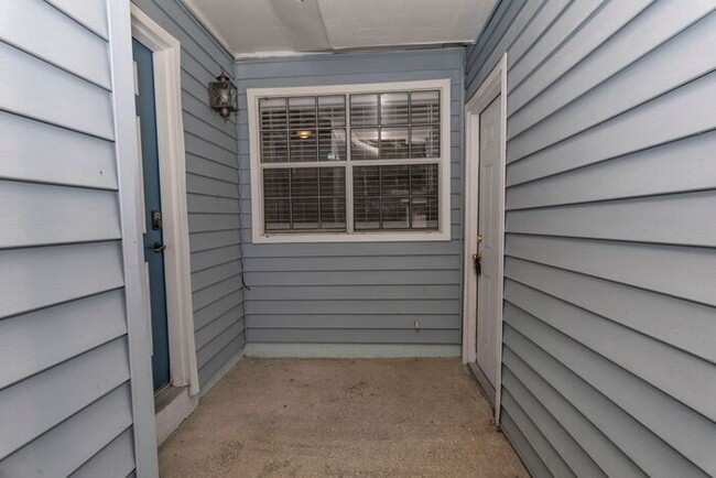 Building Photo - 2bedroom 2 bath townhouse with 2 car garage
