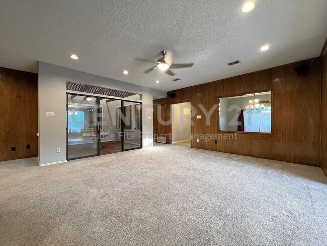 Building Photo - Spacious Single Story 3/2/2 Situated in Prime Bedford Location For Rent!