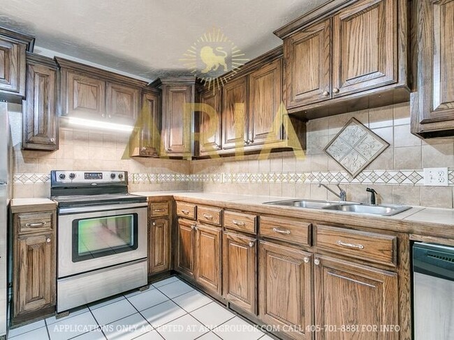 Building Photo - 2 bed/1.5 bath Norman Townhome Duplex - AV...