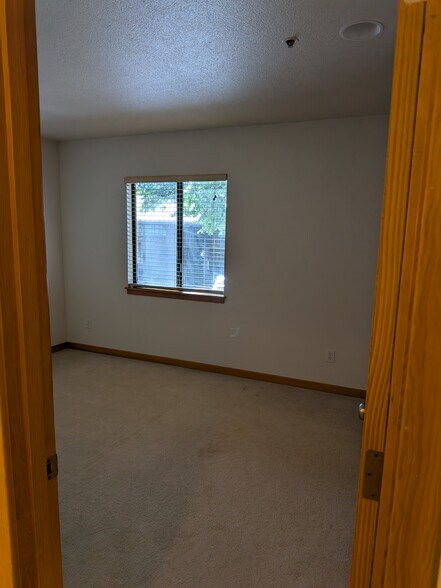 bedroom - 920 NW Naito Pky