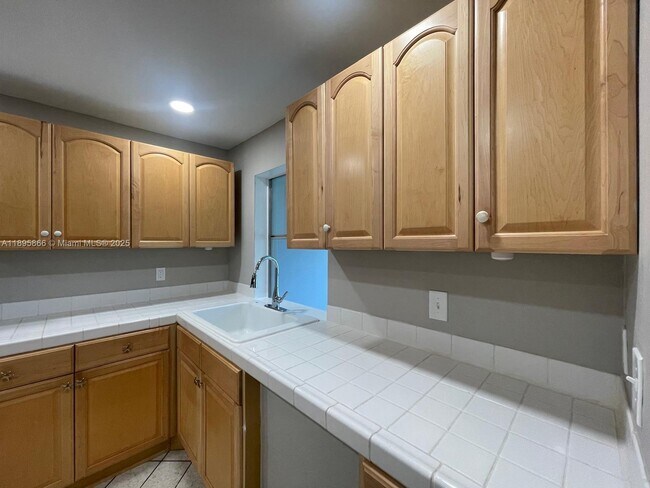 Building Photo - 7875 Margate Blvd