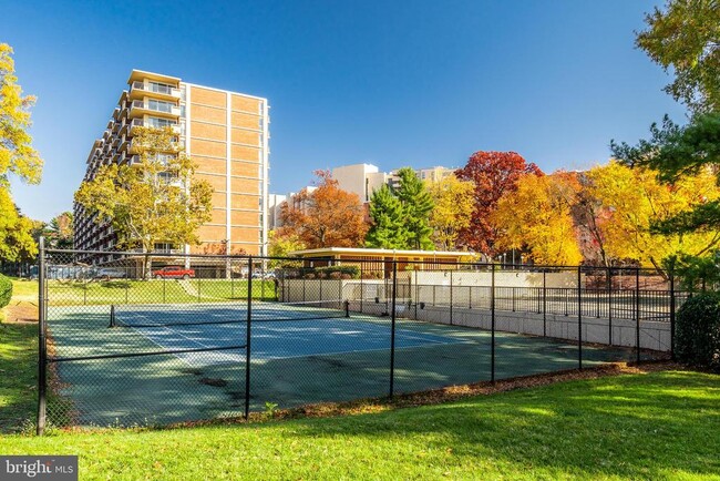 Building Photo - 1300 Army Navy Dr