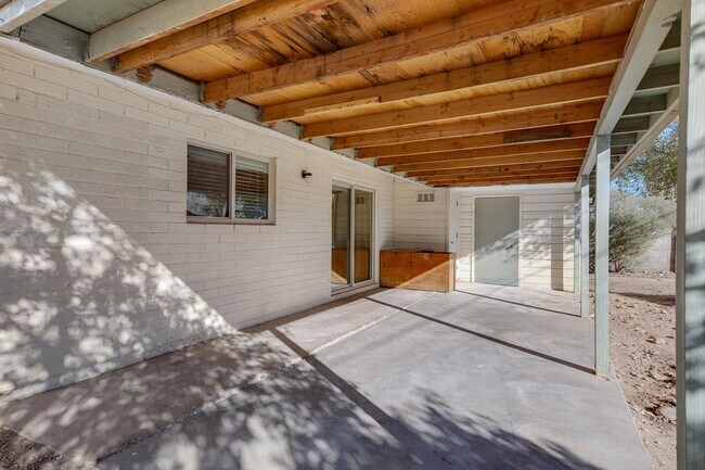 Building Photo - Spacious & Stylish 4/2 – Just  2 Miles fro...
