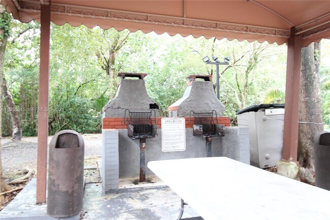 Building Photo - 17890 W Dixie Hwy