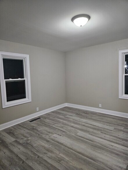 Building Photo - 1020 S Park Blvd