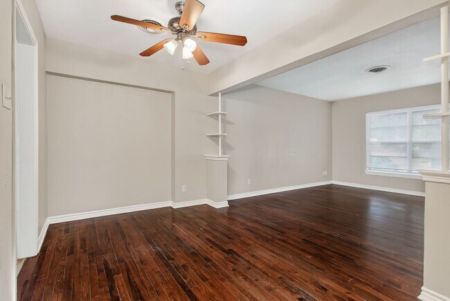 Building Photo - 2 Bedroom, 1 Bath House in Casa View!