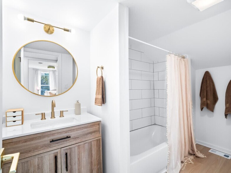 Building Photo - 1107 1st St