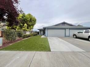 Building Photo - 3 Bedroom 2 Bath Duplex for Rent!