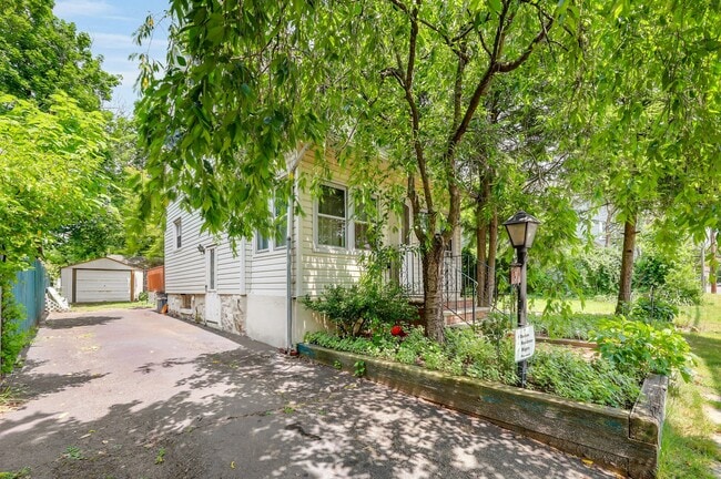 Building Photo - 31 Chestnut St