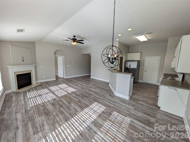 Building Photo - 141 Golden Valley Dr