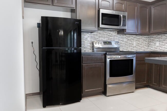 Building Photo - 6010 Leopoldo Dr