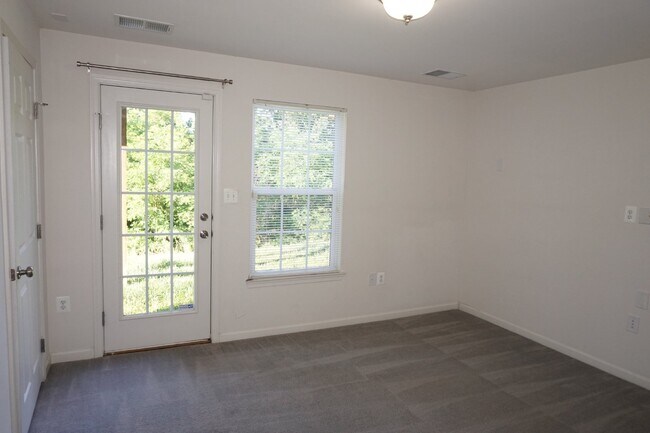 Building Photo - 3-Level TH, 3 BR, 2.5 BA, Garage