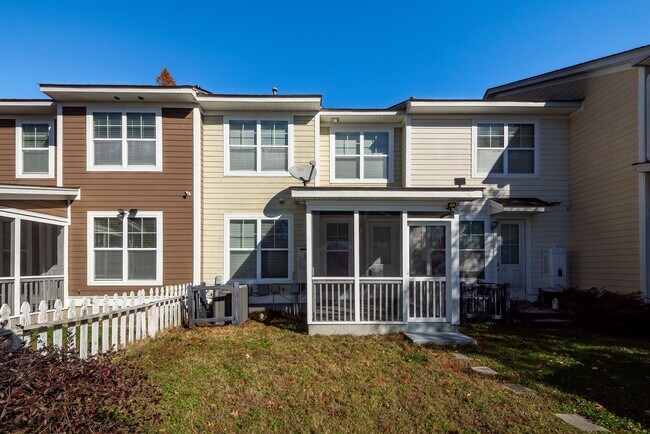 Building Photo - 3 Bedroom, 2.5 Bathroom Townhome in Oak Terrace Preserve - Park Circle