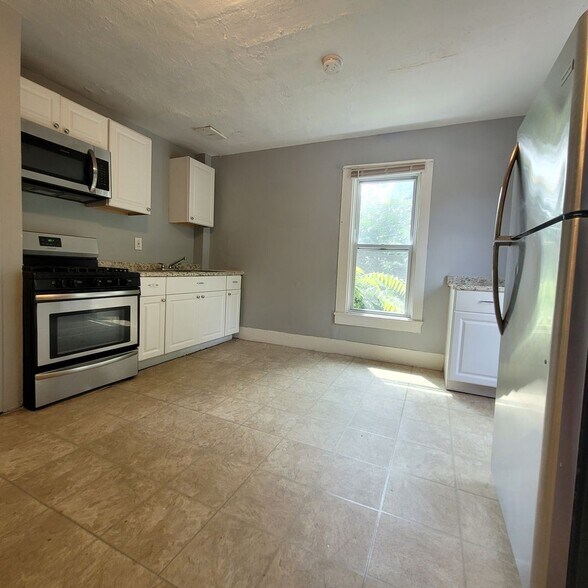 Building Photo - 2112 W 93rd St