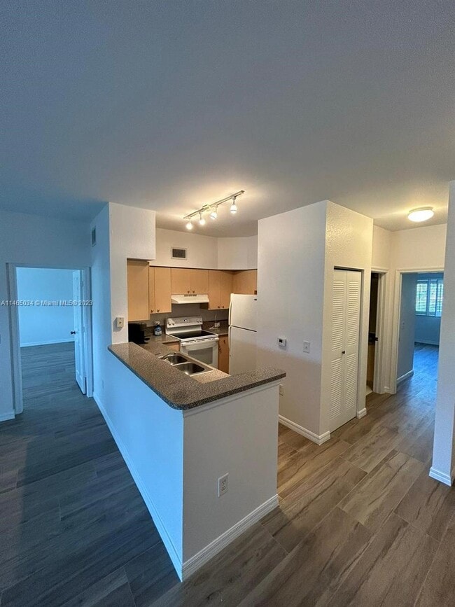 Building Photo - 280 Crestwood Cir