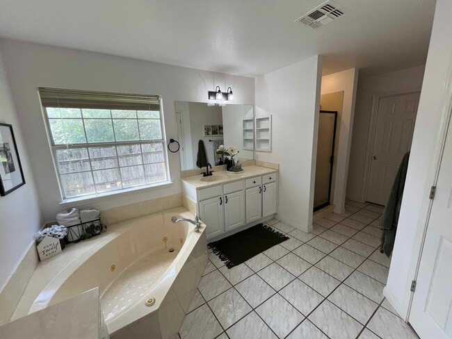 Building Photo - 116 River Knoll