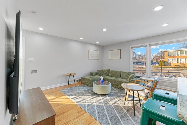 Building Photo - 3457 Main St