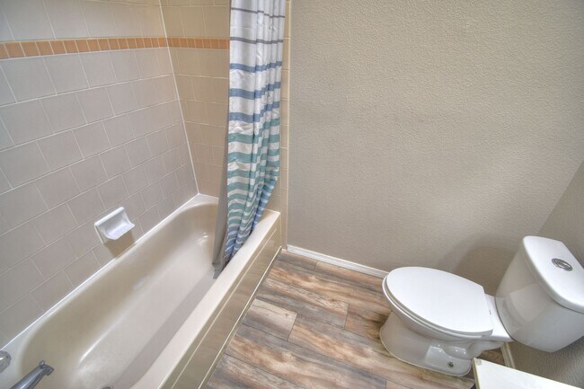 Building Photo - Great NW Three Bedroom , Two Bathroom, 2 C...