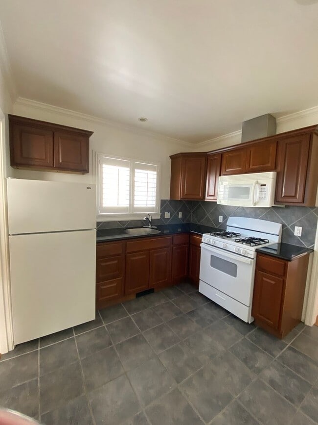Building Photo - Cozy 2 bedroom 1 bath home Huntington Park