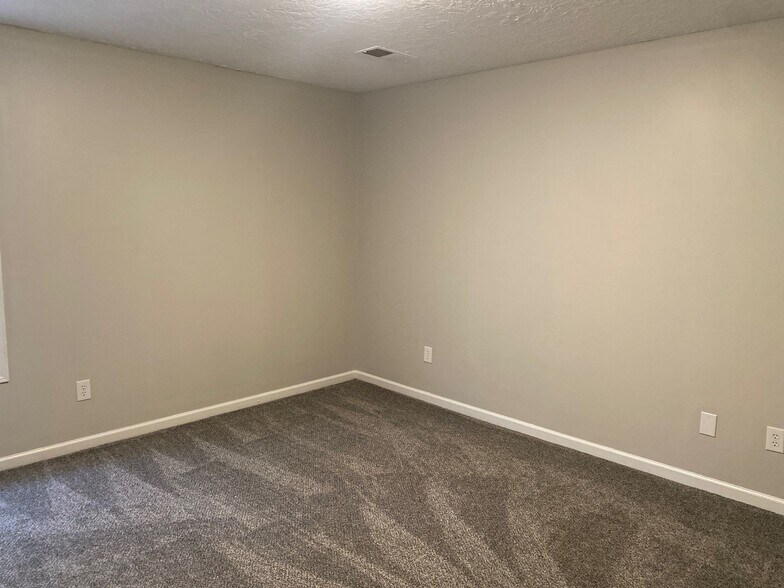 Building Photo - 68 Old Oak Cir