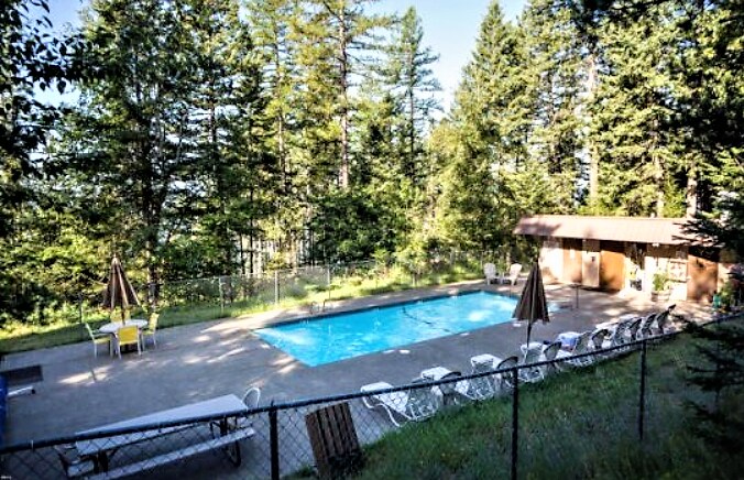 Seasonal Outdoor Pool in walking distance - 3000 Big Mountain Rd