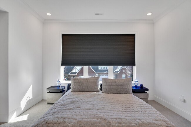 Building Photo - 1024 Club View Dr