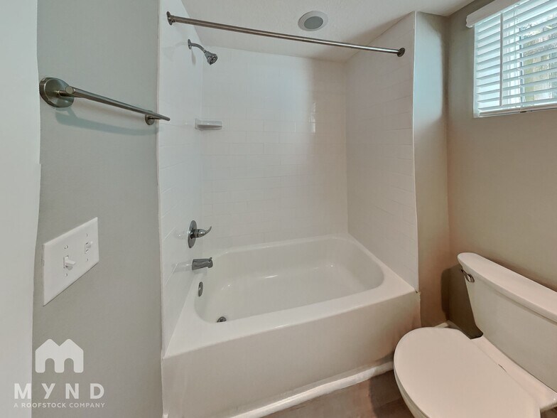 Building Photo - 829 E Orange St