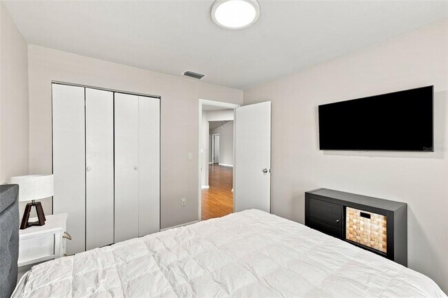 Building Photo - 128 Lookout Dr
