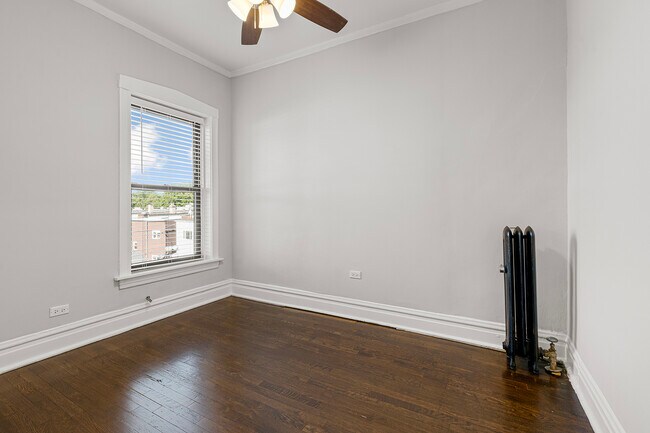 Building Photo - 3048 W Leland Ave