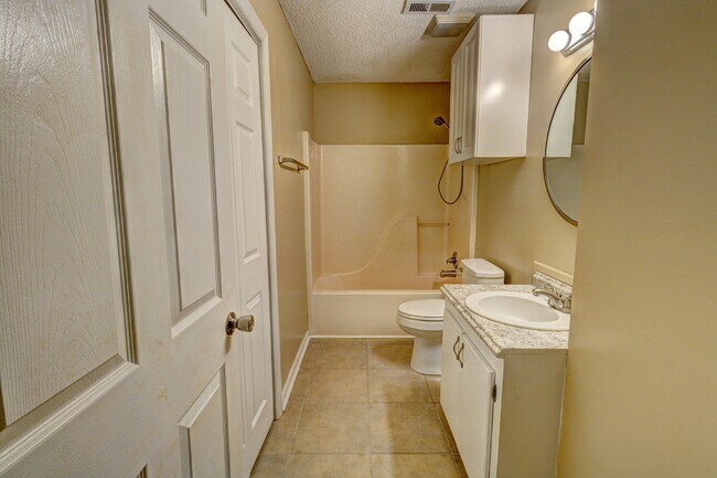 Building Photo - 334 Pine Ave