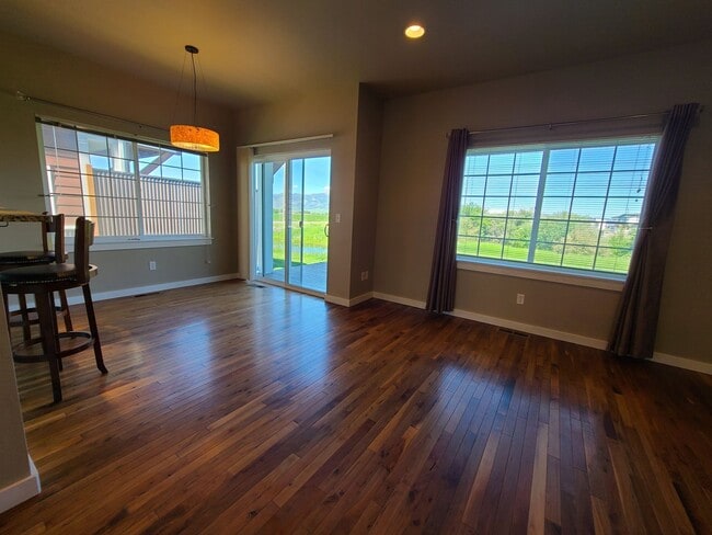 Building Photo - Beautiful 3 Bed 2.5 Bath Town house with A...