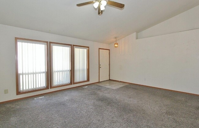 Building Photo - Single-Level Unit w/1-Car Garage