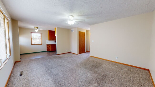 Building Photo - 3 Bedroom, 1 bathroom with Double Detached...