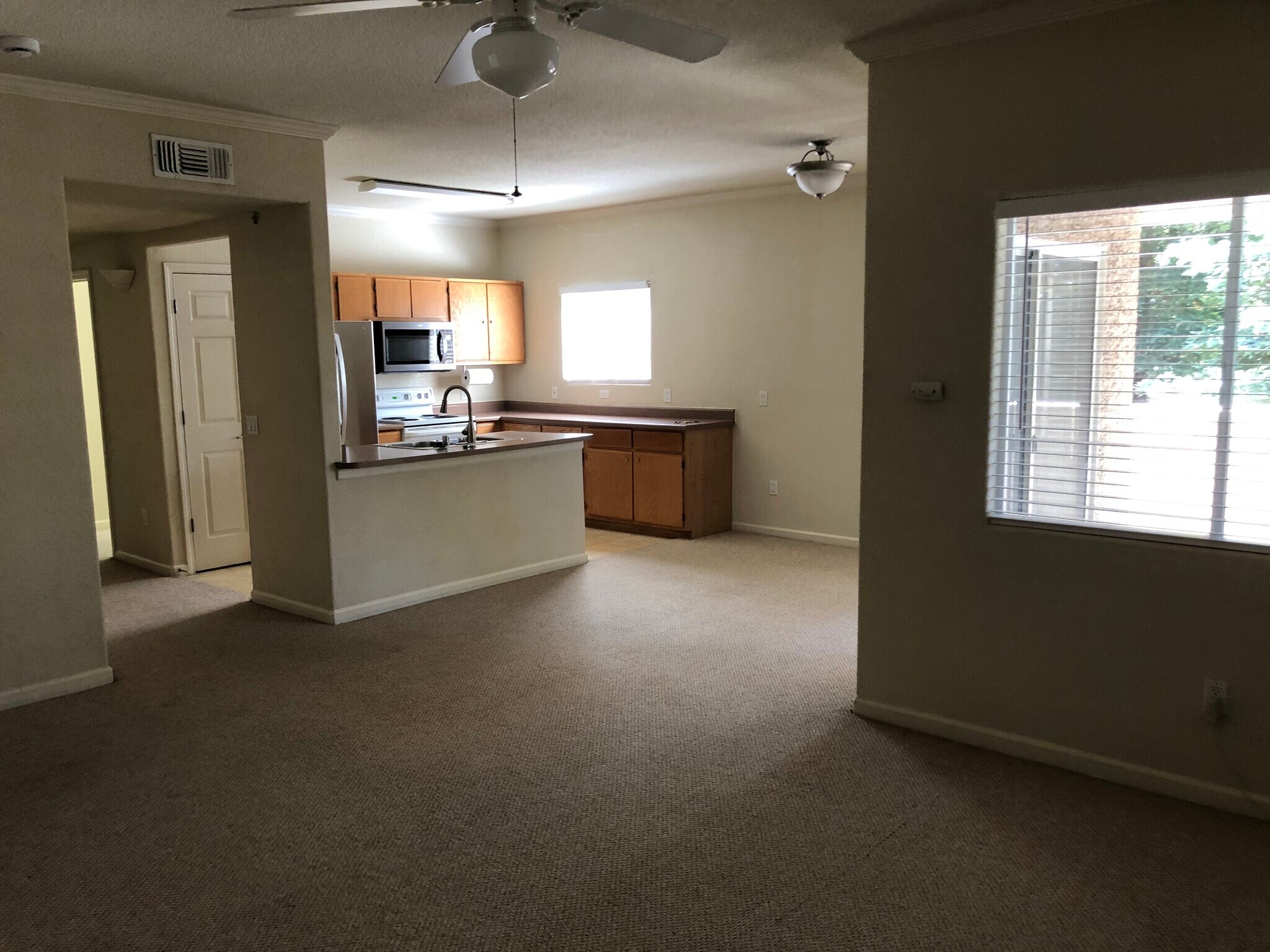 Building Photo - 10001 Woodcreek Oaks Blvd