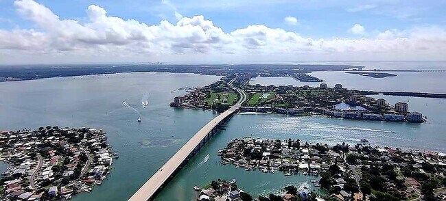 Building Photo - FURNISHED LUXURY 3 Br 3 Ba RENTAL NEAR DOWNTOWN ST PETERSBURG, FL